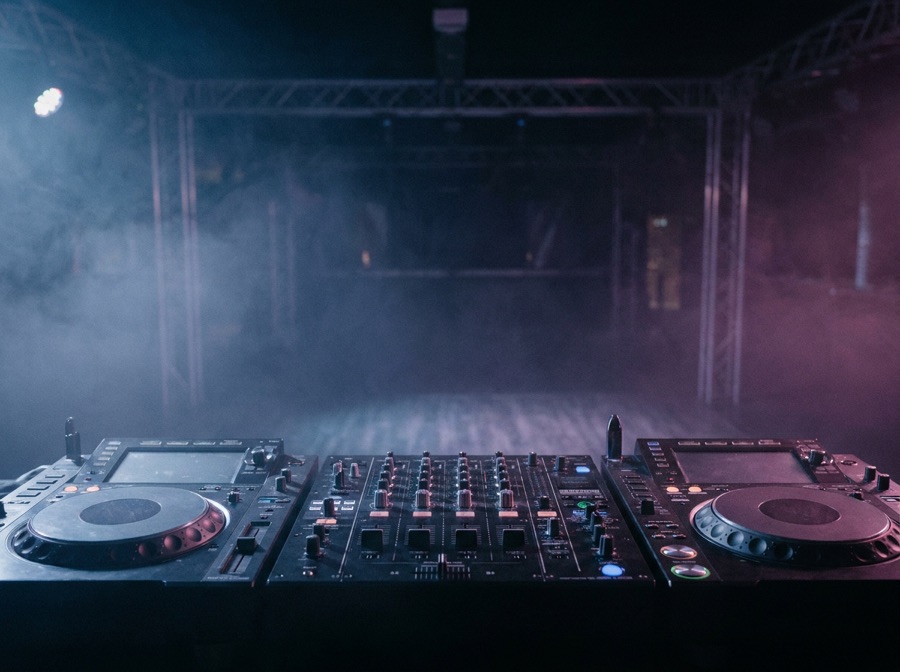 Symbolbild: DJ-Pult im Club
