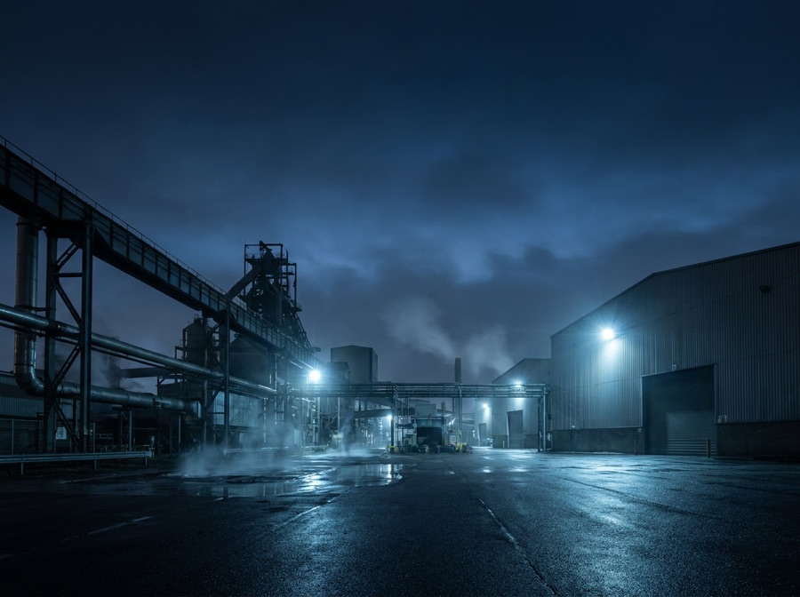 Symbolbild: Industrieanlage bei Nacht
